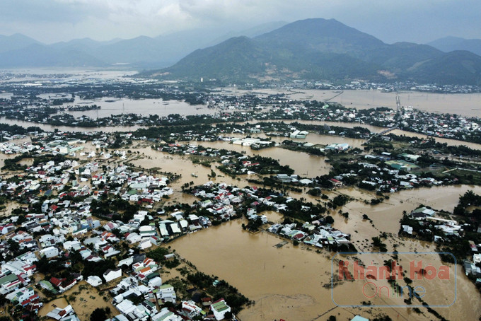 Phía tây Nha Trang bị ngập nặng trong đợt lụt cuối tháng 11 đầu tháng 12-2021. Ảnh: BÁ DUY