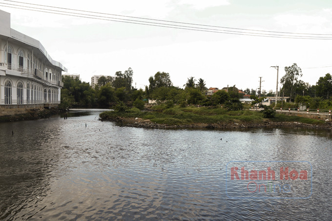 Sông Quán Trường đoạn qua xã Vĩnh Hiệp bị bồi lấp  thành ốc đảo ngay giữa lòng sông.