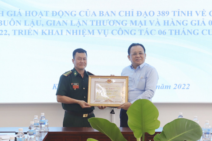 Thừa ủy quyền của Bộ trưởng Bộ Tài chính,  đồng chí Lê Hữu Hoàng trao bằng khen của Ban Chỉ đạo 389 quốc gia  cho đại diện Bộ đội Biên phòng tỉnh. 