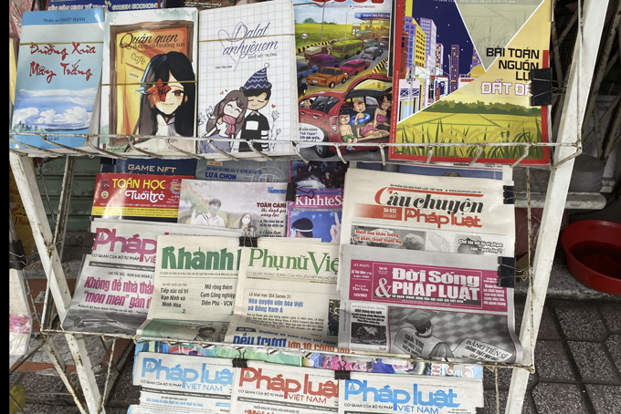 Ra phố mua tờ báo