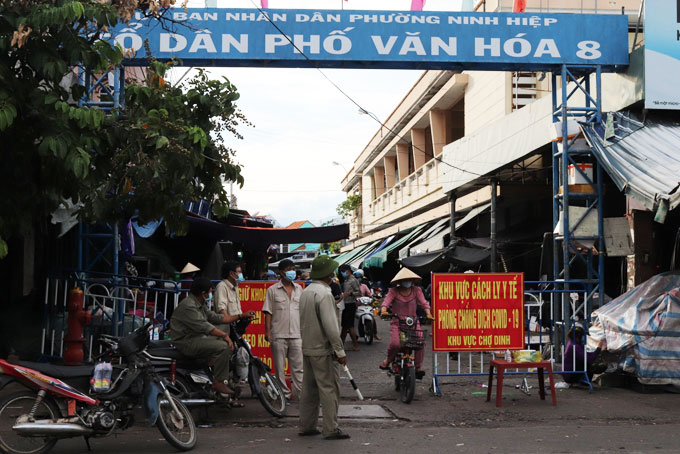 Lực lượng chức năng phường Ninh Hiệp làm nhiệm vụ chốt chặn trong thời điểm dịch Covid-19 bùng phát năm 2021. Lực lượng chức năng phường Ninh Hiệp làm nhiệm vụ chốt chặn trong thời điểm dịch Covid-19 bùng phát năm 2021.