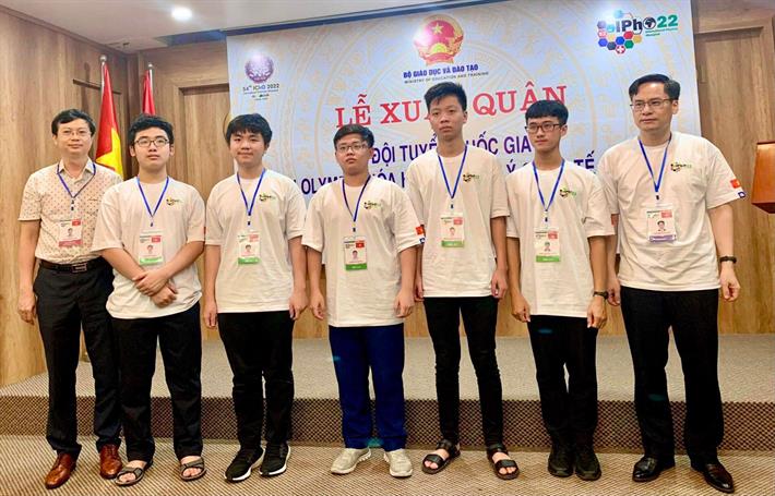 5 học sinh Việt Nam tham dự Olympic Vật lí quốc tế 2022 (đứng giữa). Ảnh: moet.gov.vn