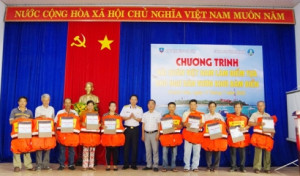 Vùng 4 Hải quân tổ chức chương trình &quot;Hải quân Việt Nam làm điểm tựa cho ngư dân vươn khơi bám biển&quot;