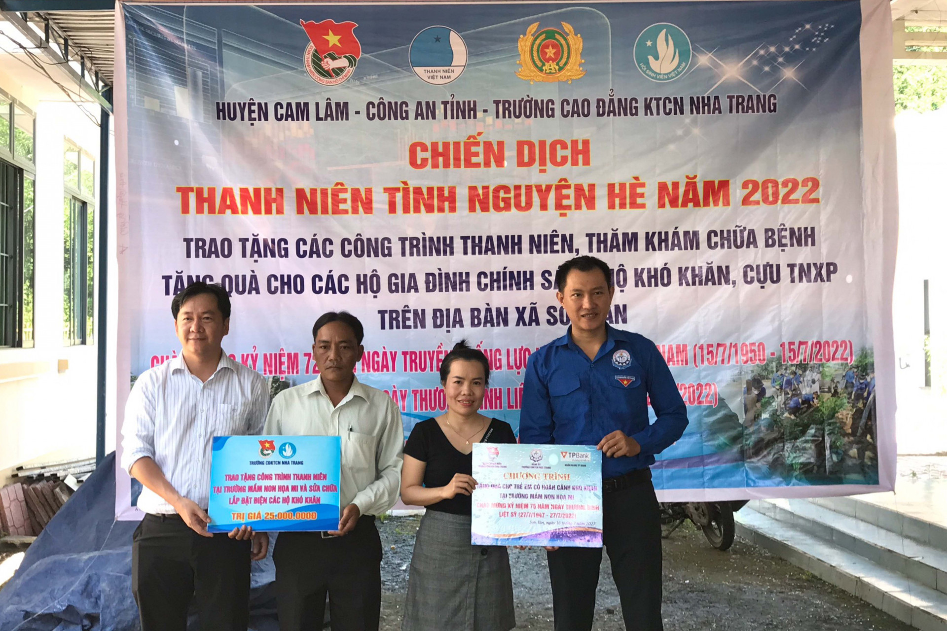 Trao biểu trưng các công trình thanh niên thực hiện cho địa phương