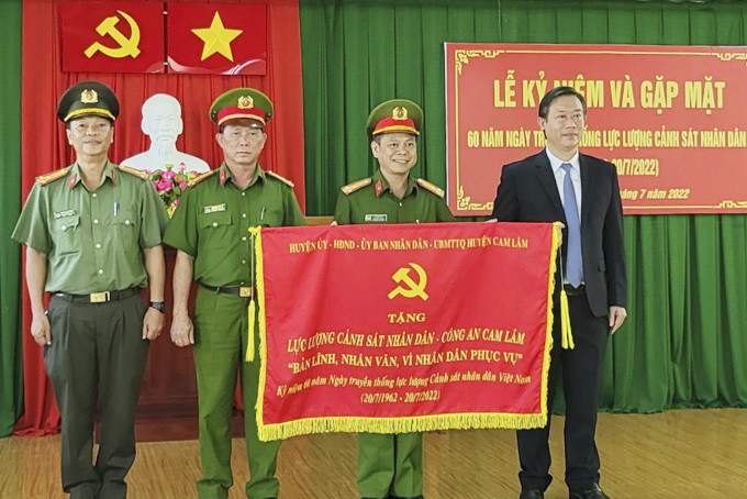 Lãnh đạo huyện Cam Lâm trao bức trướng cho lãnh đạo Công an huyện.