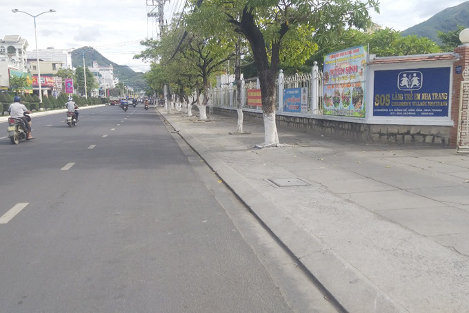 Tình trạng buôn bán, lấn chiếm vỉa hè trên khu vực đường 2-4 (phường Vĩnh Hòa) nay đã được xử lý, trả lại đường thông, hè thoáng.