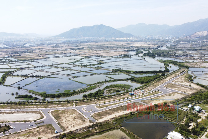 Nhánh sông từ cầu sông Tắc về cầu Bình Tân đã bị bồi lấp là một trong những nguyên nhân dẫn đến ngập nước phía tây Nha Trang, cần được đầu tư nạo vét.