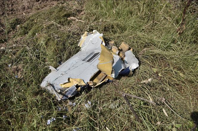 Mảnh vỡ máy bay chở hàng Antonov An-12 rơi gần thành phố Kavala, Hy Lạp, ngày 17/7/2022. Ảnh: AFP/TTXVN