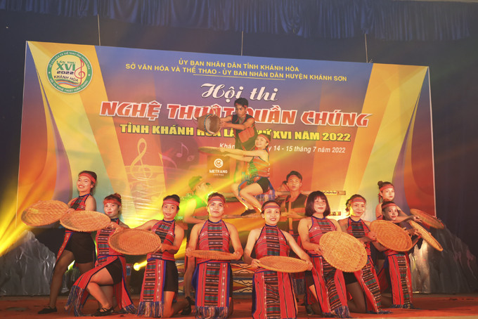 Music performance of Khanh Son public art delegation