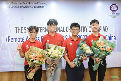Đội tuyển Việt Nam giành 4 huy chương vàng Olympic Hóa học quốc tế. 