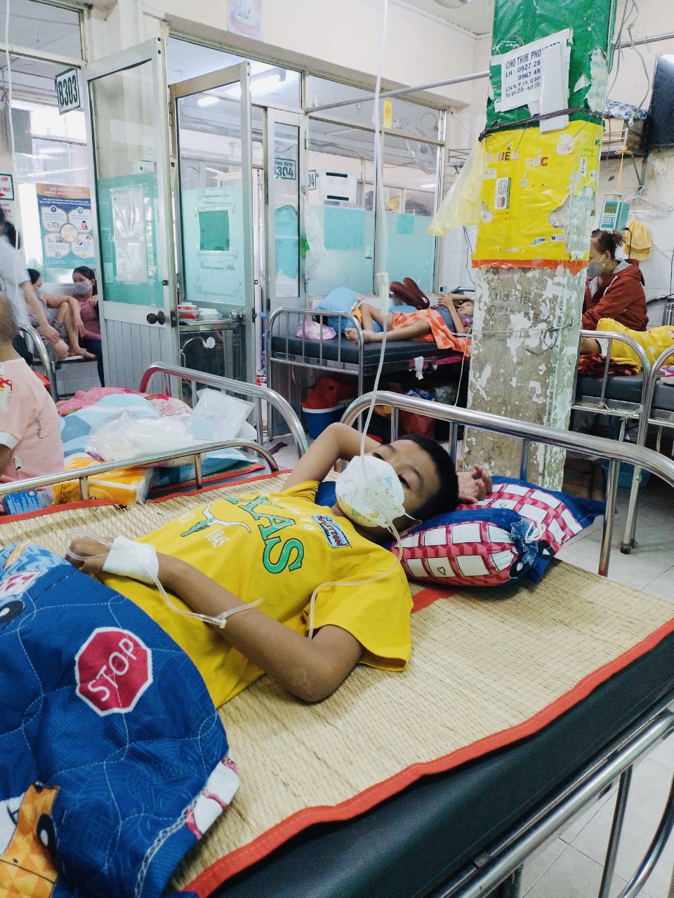 Cháu Cao Huỳnh Dạng vừa mới trải qua đợt hóa trị lần thứ 6 tại Bệnh viện Ung bướu, TP. Hồ Chí Minh (ảnh do gia đình cung cấp).