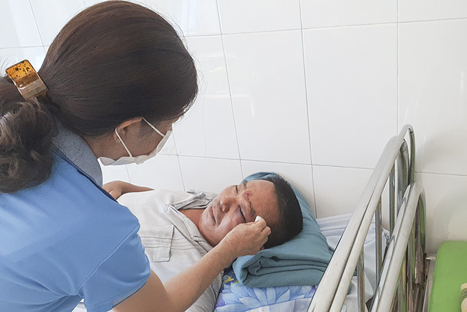 Ông Hào được người thân chăm sóc tại bệnh viện. 
