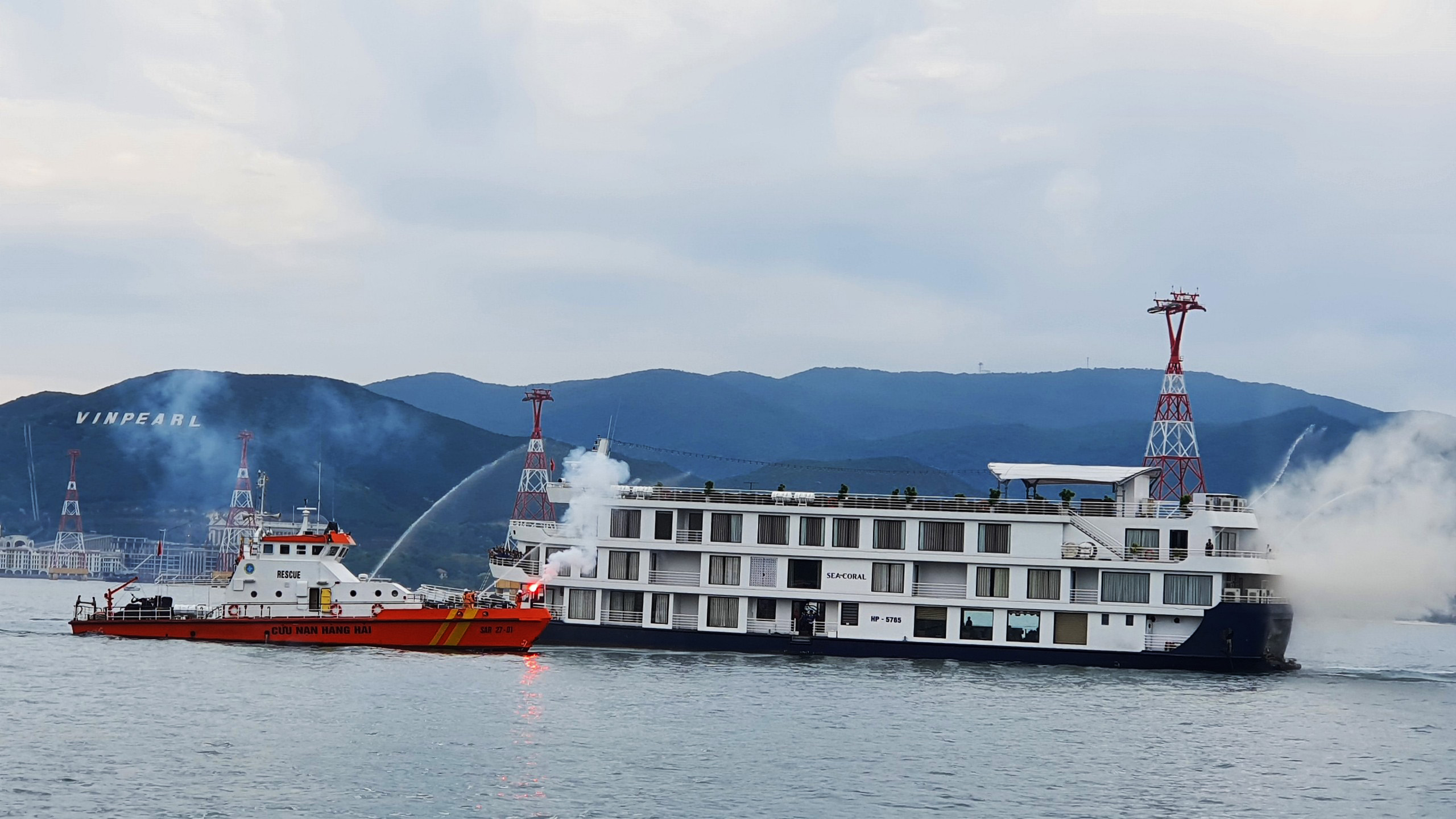 Gần 300 người tham gia thực tập phương án chữa cháy, cứu nạn trên tàu du lịch