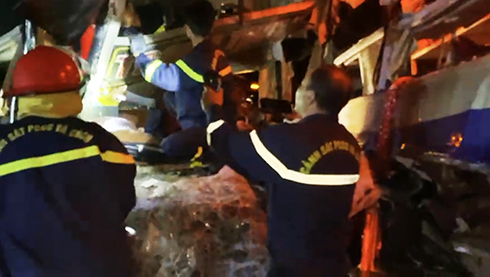 Lực lượng chức năng tiếp cận hiện trường giải cứu tài xế và lái phụ bị kẹt trong cabin