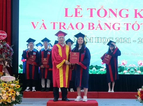 Hiệu trưởng nhà trường trao bằng tốt nghiệp cho các sinh viên.