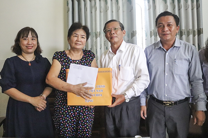 Thăm, tặng quà các gia đình chính sách tiêu biểu ở huyện Cam Lâm và thị xã Ninh Hòa