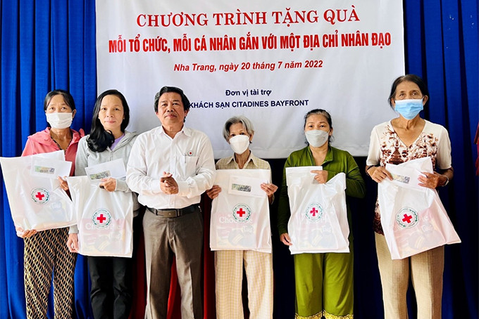 Ông Lê Quốc Thịnh - Chủ tịch Hội Chữ thập đỏ thành phố tặng quà cho các địa chỉ nhân đạo