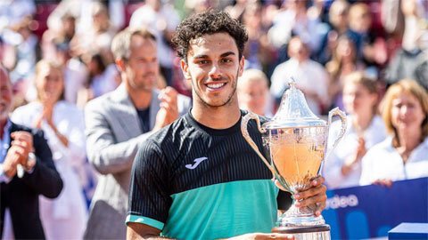 Sôi động trở lại sân đất nện