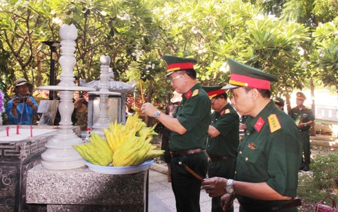 Các đại biểu thắp hương tại khu mộ gió.