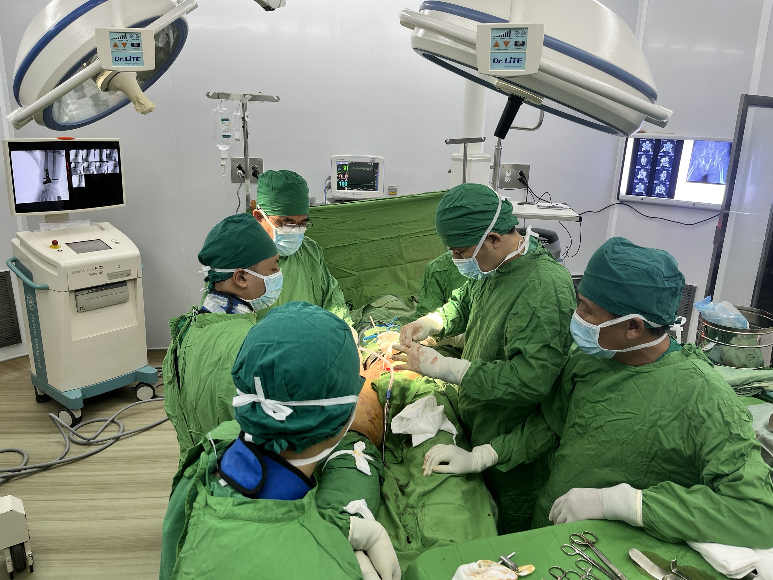 Mổ thành công ca gãy khung chậu ổ cối phức tạp