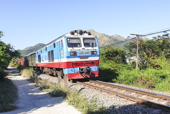 Tàu hỏa lưu thông trên tuyến đường sắt qua địa bàn TP. Nha Trang.