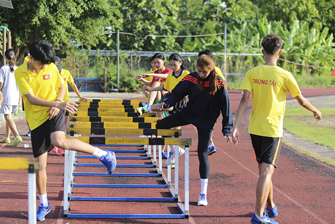 Các vận động viên điền kinh Khánh Hòa tập luyện tại Trung tâm Huấn luyện kỹ thuật thể thao tỉnh.