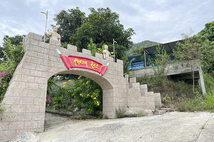 Cổng vào “khu du lịch Quang Đạt” được xây kiên cố.