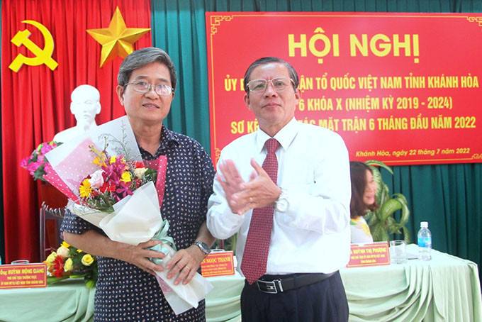 Đồng chí Trần Ngọc Thanh tặng hoa chúc mừng ủy viên được hiệp thương thay thế bổ sung.