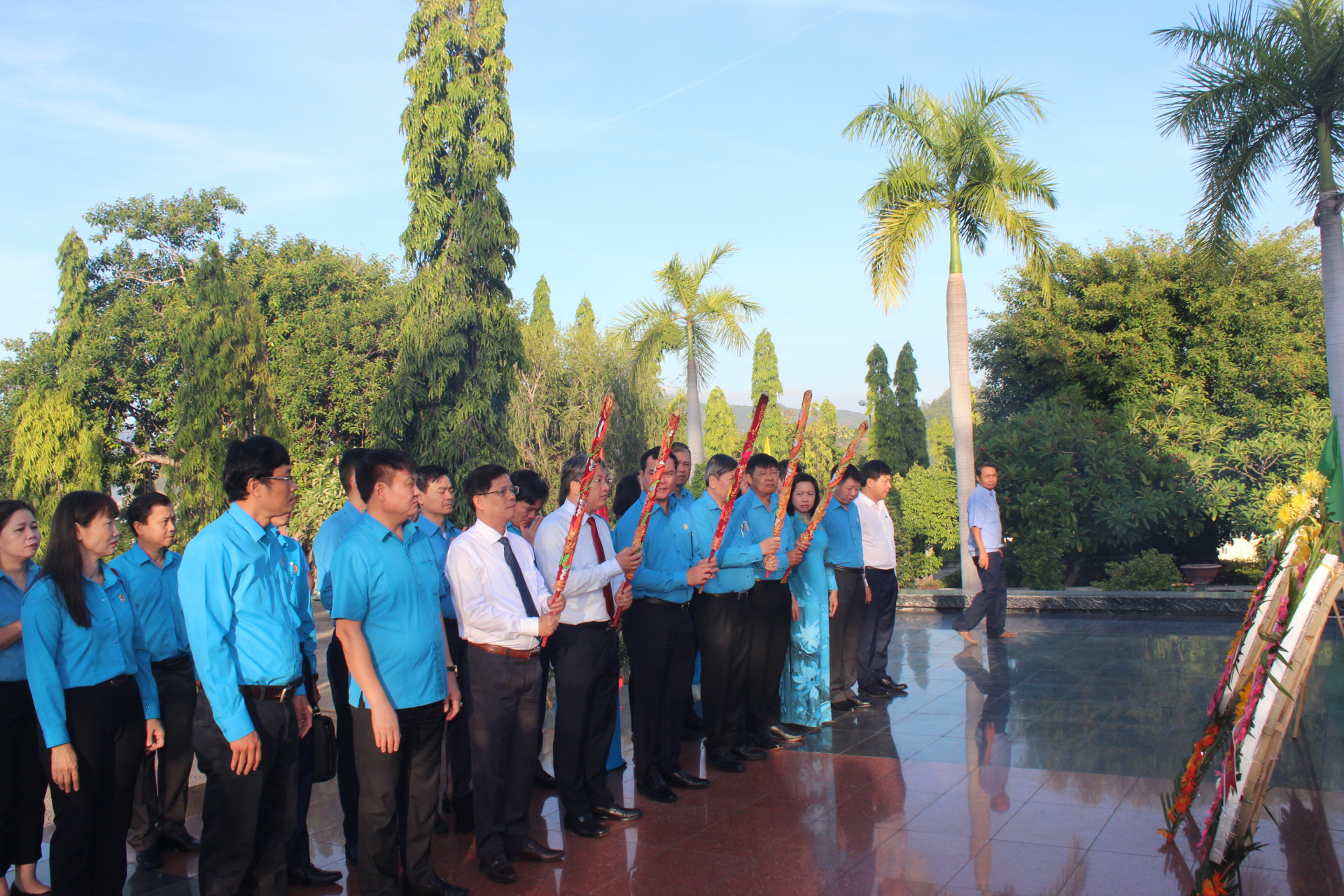 Đoàn đại biểu Tổng Liên đoàn Lao động Việt Nam và Tỉnh ủy Khánh Hòa đặt vòng hoa, dâng hương tại Nghĩa trang liệt sĩ Hòn Dung.