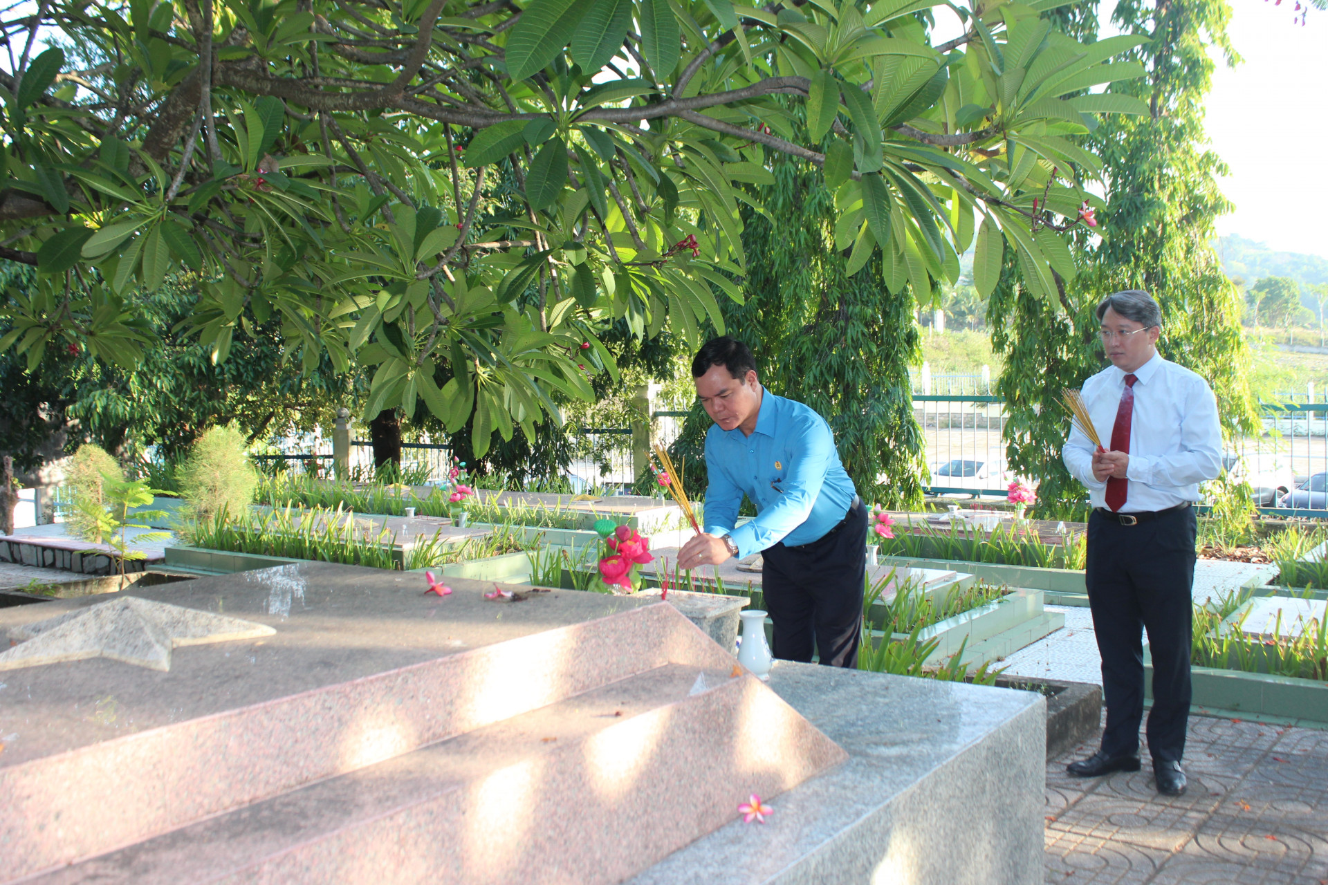 Ông Nguyễn Đình Khang và ông Nguyễn Hải Ninh thắp hương tại các phần mộ liệt sĩ.