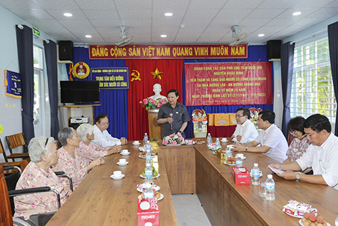 Đồng chí Nguyễn Khắc Định, Phó Chủ tịch Quốc hội đến thăm các cụ người có công cách mạng tại Nhà An dưỡng-Dưỡng lão tỉnh.