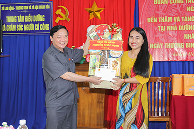 Ông Nguyễn Khắc Định tặng quà cho lãnh đạo trung tâm.