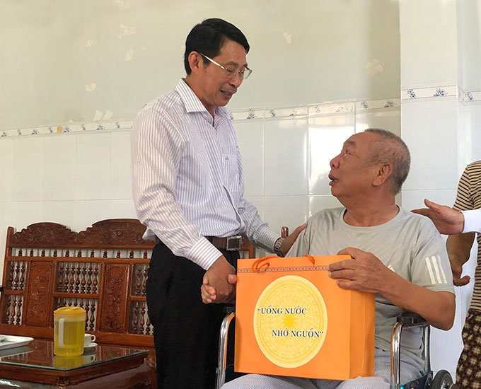 Ông Đinh Văn Thiệu thăm, tặng quà ông Trần Văn Toại.