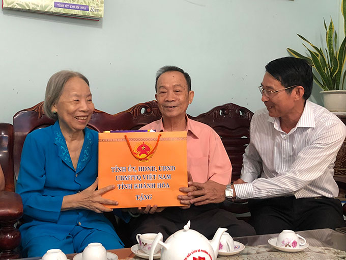 Ông Đinh Văn Thiệu thăm, tặng quà gia đình bà Hoàng Thị Thiện.