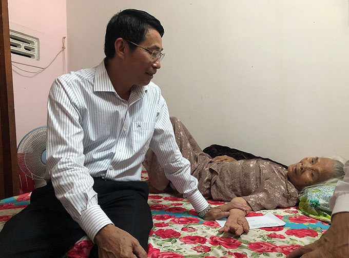 Ông Đinh Văn Thiệu thăm hỏi, tặng quà Mẹ Việt Nam Anh hùng Võ Thị Mận.