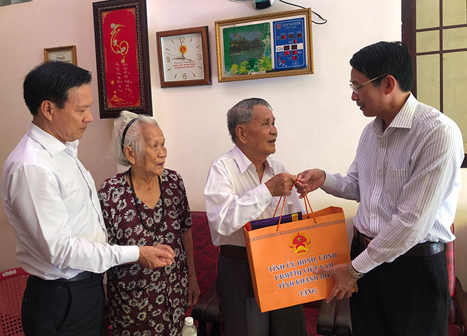 Ông Đinh Văn Thiệu thăm, tặng quà gia đình ông Nguyễn Đình Nhi.