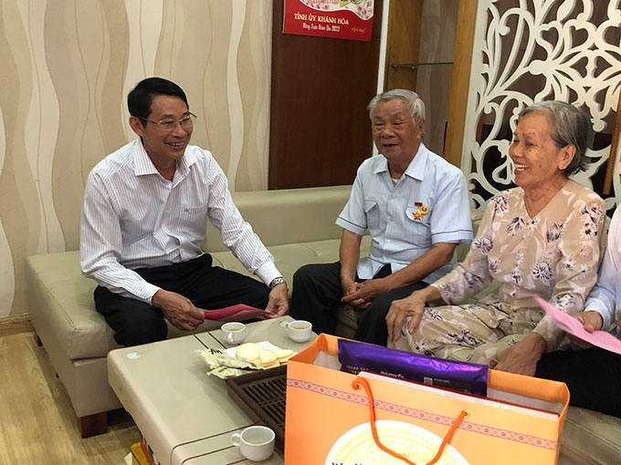 Ông Đinh Văn Thiệu tặng quà, thăm hỏi gia đình bà Nguyễn Thị Tuyết Mai.