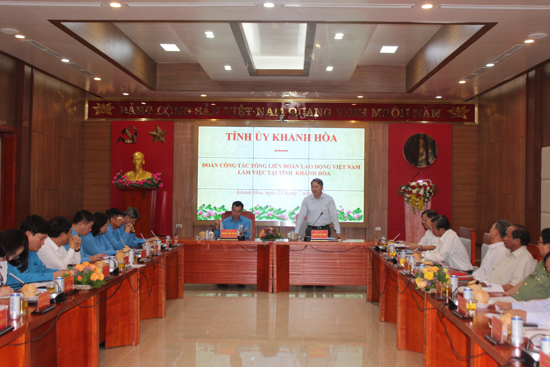 Ông Nguyễn Hải Ninh phát biểu tại buổi làm việc với Tổng Liên đoàn Lao động Việt Nam.