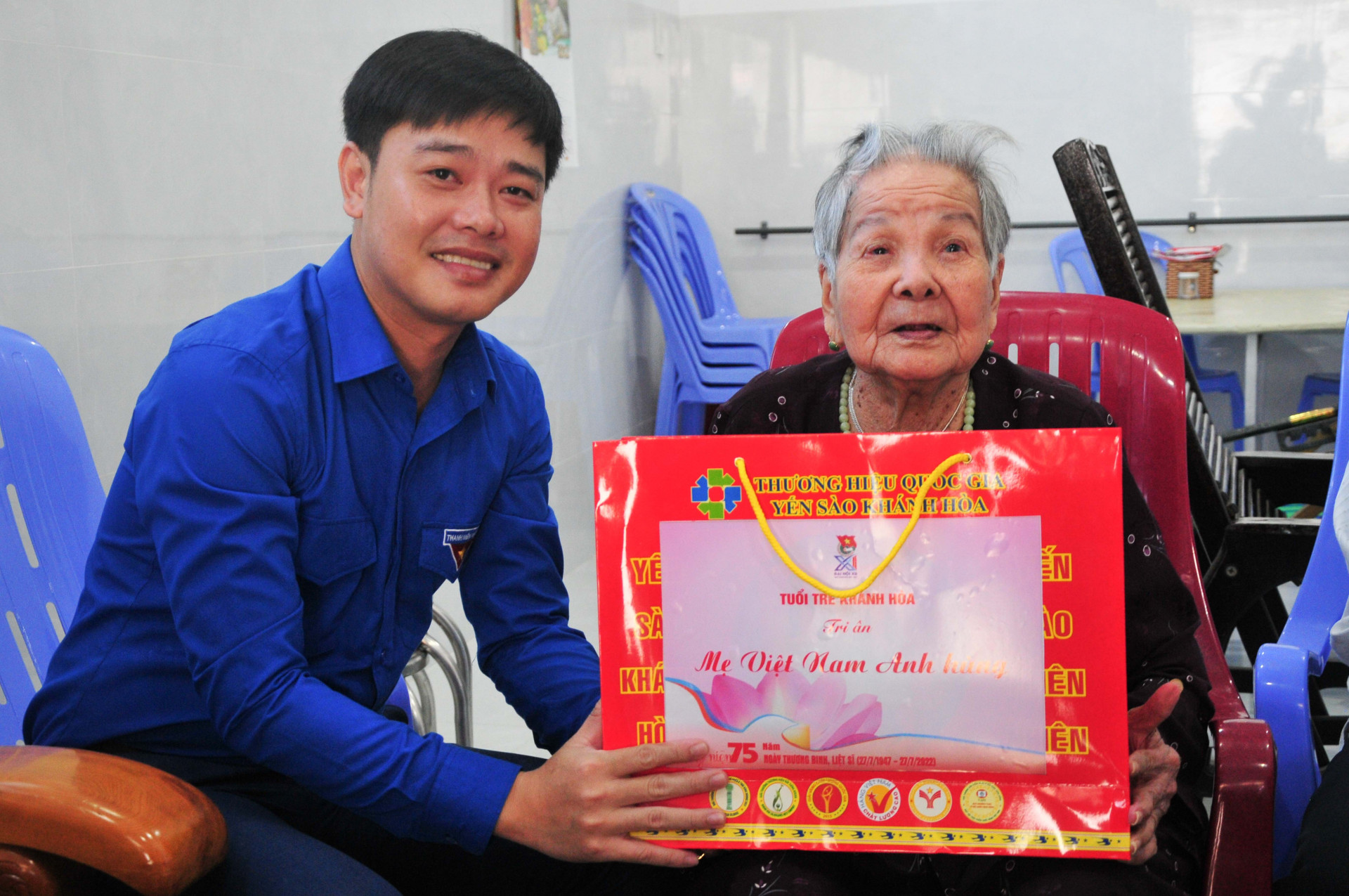 Lãnh đạo Tỉnh đoàn thăm, tặng quà Mẹ Việt Nam anh hùng Nguyễn Thị Cảm