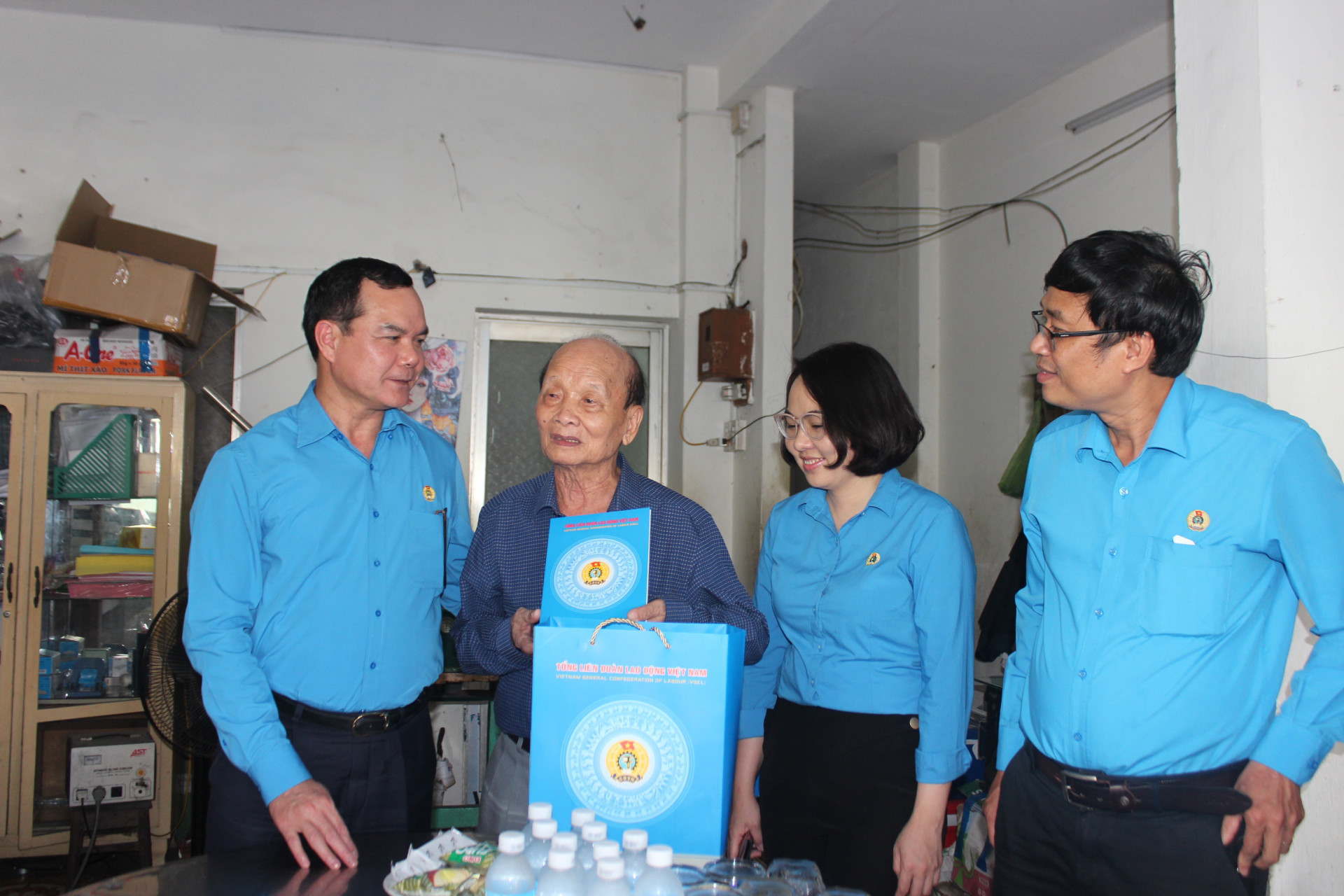 Ông Nguyễn Đình Khang thăm hỏi, tặng quà tại gia đình Huỳnh Trướng.