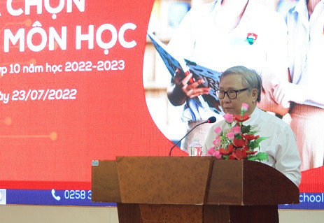 Thầy Phạm Hữu Bình - Hiệu trưởng nhà trường phát biểu tại buổi hội thảo. 