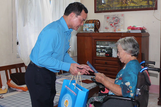Ông Nguyễn Đình Khang thăm hỏi, tặng quà tại gia đình bà Lê Thị Kim Chung.