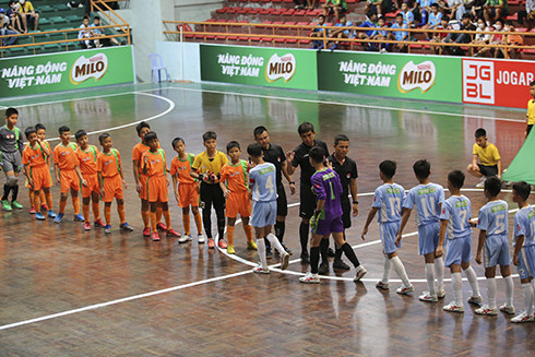 Trận đấu giữa U11 Khánh Hòa (áo cam) và U11 Sông Lam Nghệ An (áo xanh)