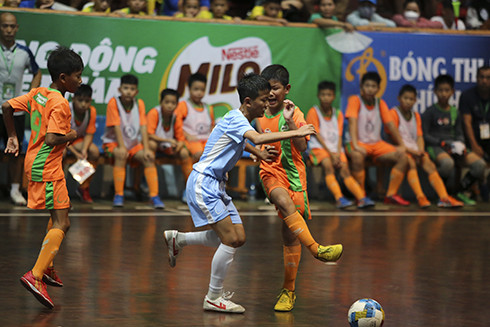 Cầu thủ hai đội bóng U11 Khánh Hòa và U11 Sông Lam Nghệ An thi đấu trận mở màn.