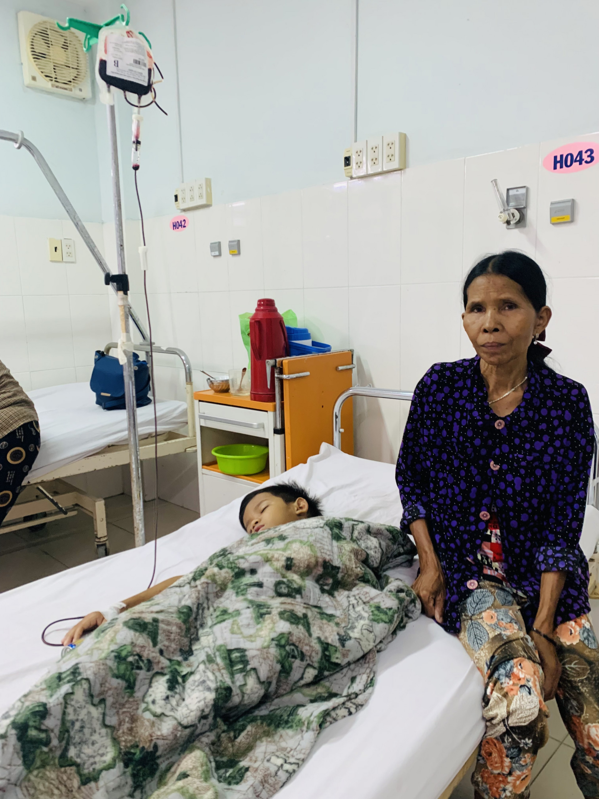 Cao Dinh is being treated at the Department of Pediatrics, Khanh Hoa General Hospital