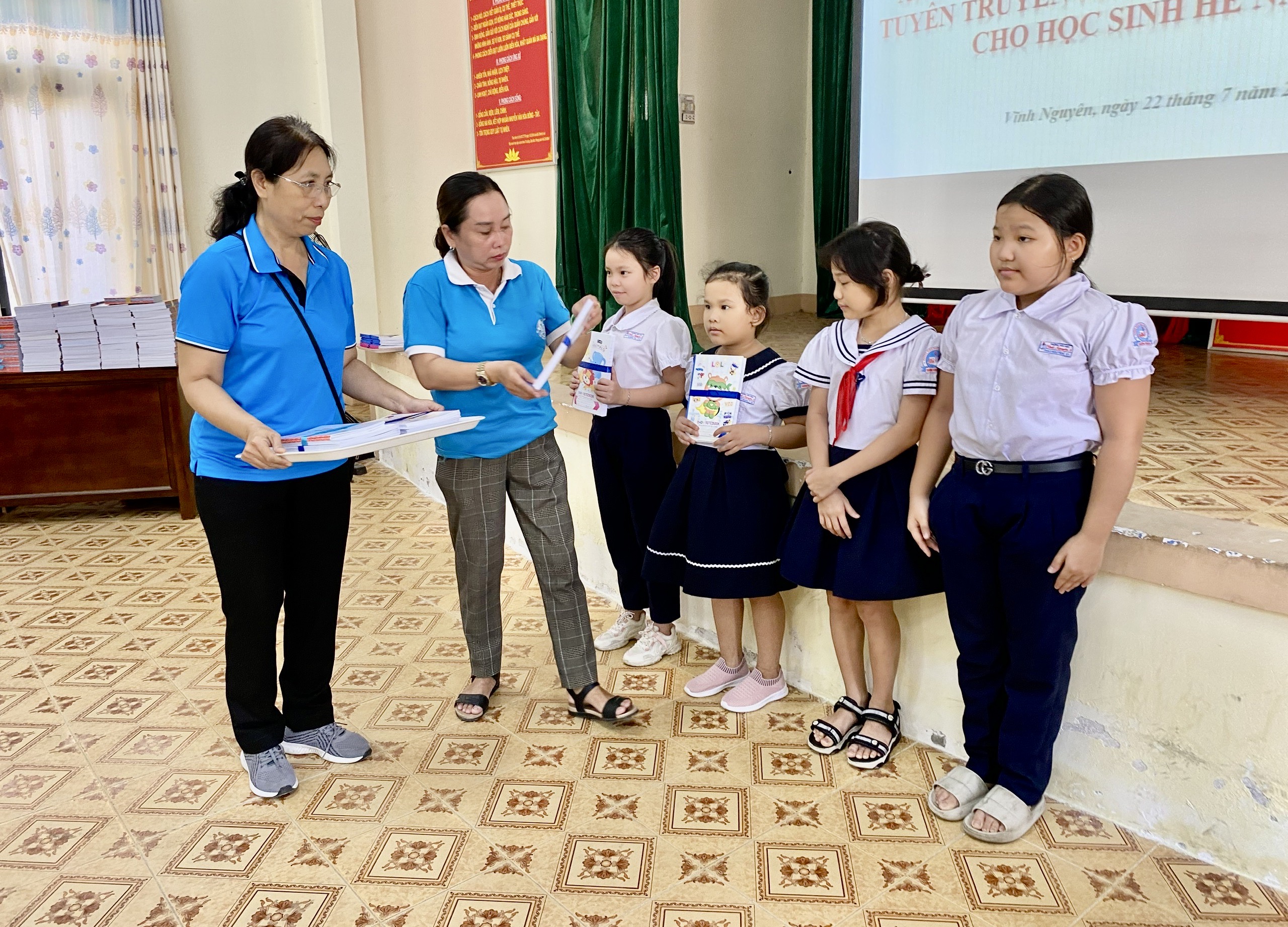 Tặng 1.150 quyển vở cho học sinh khó khăn