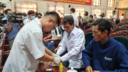 Quân y xử lý vết thương cho ngư dân Nguyễn Văn Mỹ.