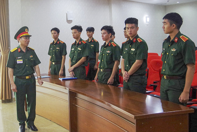 Đại tá, Tiến sĩ Nguyễn Như Thắng kiểm tra, động viên các học viên tham gia bảo vệ khóa luận, tiểu luận tốt nghiệp chuyên ngành bằng tiếng Anh.