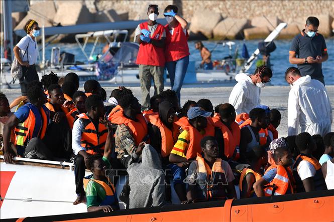 Người di cư từ Libya được Lực lượng bảo vệ bờ biển Italy cứu tại khu vực ngoài khơi đảo Lampedusa, Italy. Ảnh tư liệu: AFP/TTXVN