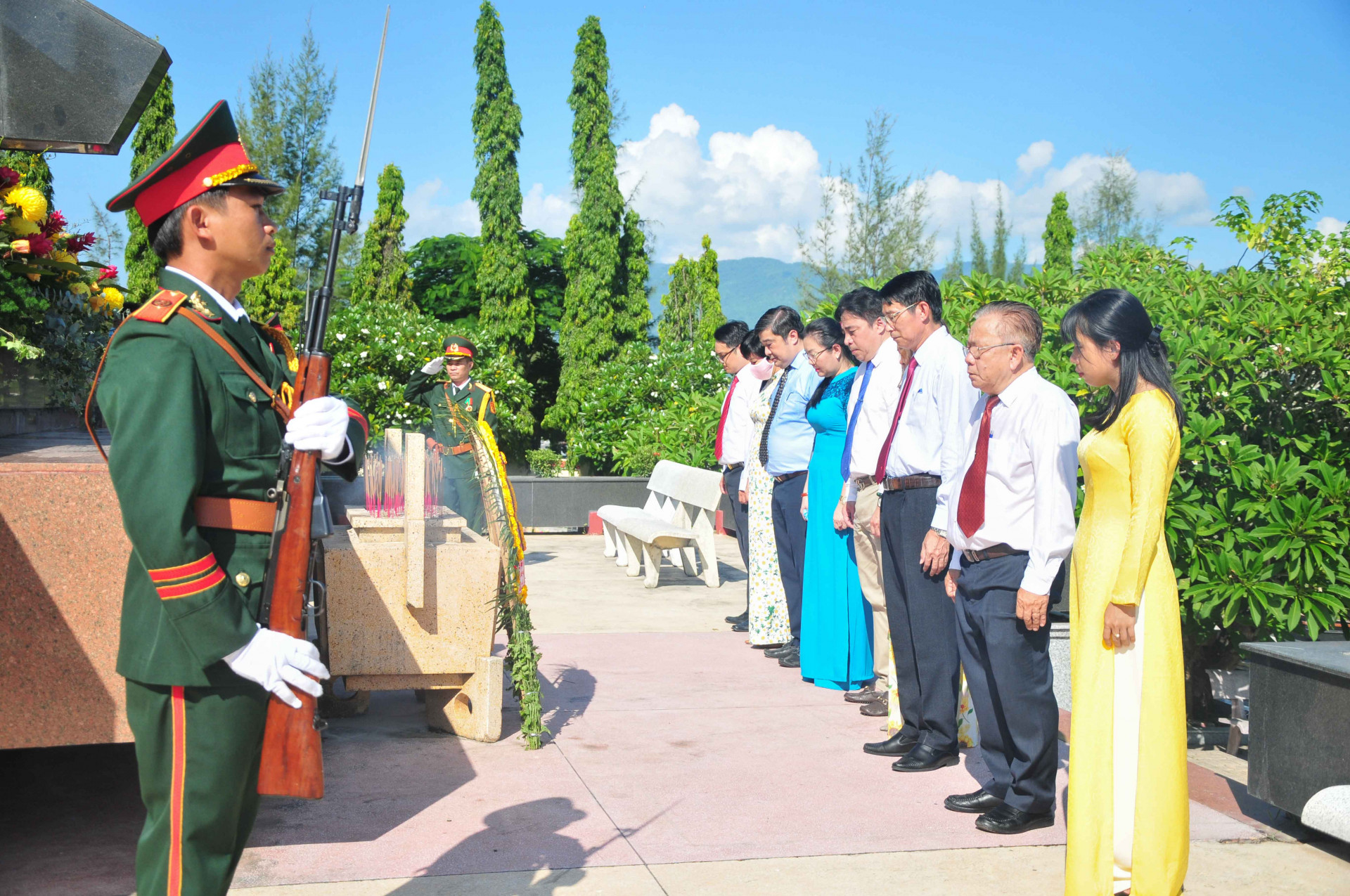 Các đại biểu dâng vòng hoa, tưởng nhớ công lao to lớn của các anh hùng liệt sĩ